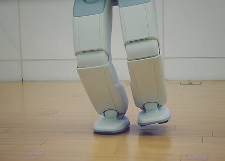 robot, Android, humanoïde, équilibre, un, pied, robotique, cyber, artificiel, intelligence, étape, bouge toi, vers l'avant, objectif, futur, La technologie, jambe, pieds, ボ ッ ト, sol, à l'intérieur, plancher de bois franc, tuile, personne, carrelage, nature morte, salle de bains, absence, chaussure, bois, chambre domestique, hygiène, couleur blanche, construction de murs, vide, toilette, vue grand angle, commodité, journée, 4K, CC0, domaine public, libre de droits