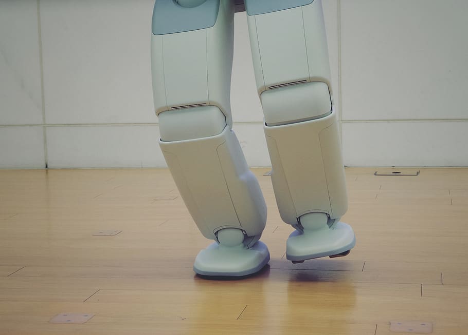 robot, android, humanoide, equilibri, un, peu, robòtica, cibernètic, artificial, intel·ligència, pas, moure, endavant, objectiu, futur, tecnologia, cama, peus, ボ ッ ト, sòls, a l'interior, terres de fusta dura, rajola, cap gent, sòl de rajoles, natura morta, bany, absència, sabata, fusta, habitació domèstica, higiene, Color blanc, funció de construcció de parets, buit, lavabo, vista d’angle alt, comoditat, dia, 4K
