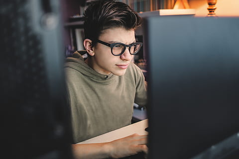 mand, sidder, foran, computer, overvåge, dreng, koncentration, briller, indendørs, person, portræt, teenager, teknologi, meddelelse, trådløs teknologi, rigtige mennesker, selektiv fokusering, en person, afslappet tøj, forbindelse, ung voksen, hanner, taljen op, bruger computer, 5K, CC0, offentligt domæne, royaltyfrie