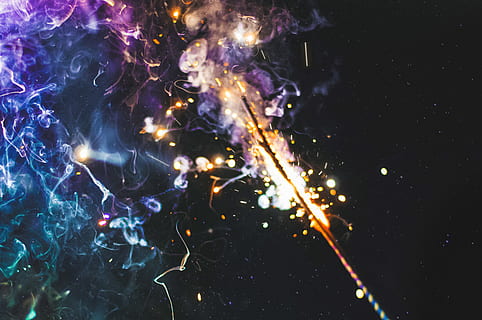 sparkler sparato, sparkler, fuoco d'artificio, notte, luce, scintilla, fiamma, accendino, Fumo, colore, fuoco, divertimento, festa, 4 luglio, celebrazione, astratto, fuoco - fenomeno naturale, sfondi, raggiante, calore - temperatura, che esplode, colore nero, multicolore, blu, rosso, ardente, luminosa, spazio, luce - fenomeno naturale, giallo, buio, forma, modello, creatività, scintille, colore vibrante, 4K, CC0, dominio pubblico, privo di copyright