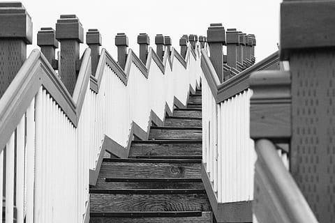 tom trappe, gelænder, rækværk, Oregon, USA, kanon strand, trappe, trekant, abstrakt, monokrom, træ, væg, flise, beton, skifer, baldakin, markise, håndskrift, tekst, kalligrafi, træ - materiale, arkitektur, ingen mennesker, i en række, bygget struktur, lav vinkel visning, mønster, gentagelse, natur, trapper og trapper, himmel, udendørs, skyfri himmel, metal, selektiv fokusering, dag, bygning udvendig, bygning, 4K, CC0, offentligt domæne, royaltyfrie
