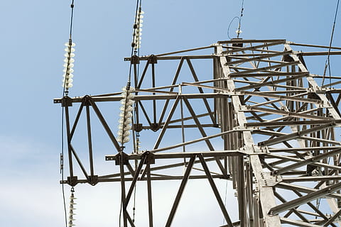 cablu, oraș, nori, noros, electric, electricitate, electrificate, energetică, energie, înalt, industrie, linia, principal, izbucnire, contur, putere, conserva, proteja, resursă, scalabil, cer, tensiune, atingere, turn, transmisie, , construită, combustibil și generarea de energie electrică, arhitectură, stâlp electric, metal, tehnologie, nici o persoana, natură, conexiune, alimentare electrică, vedere unghiulară joasă, Rețeaua electrică, în aer liber, comunicare, model, zi, complexitate, oţel, comunicații globale, aliaj, grindă, 2K, CC0, domeniu public, fără drepturi de autor