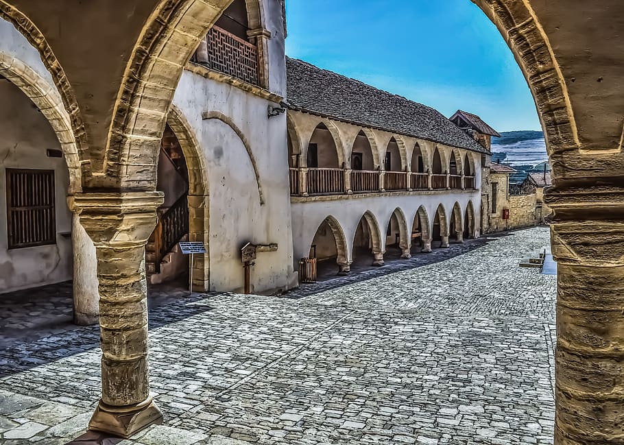 monestir, arcade, stoa, arquitectura, Església, pedra, columnes, ortodoxa, religió, cristianisme, les cèl·lules del monjo, omodos, Xipre, estructura construïda, arc, exterior de l'edifici, història, el passat, edifici, dia, ciutat, columna arquitectònica, cap gent, naturalesa, destinacions de viatge, vell, a l'aire lliure, turisme, viatjar, llambordes, antic, cel, arquejat, pati, columnata, 5K