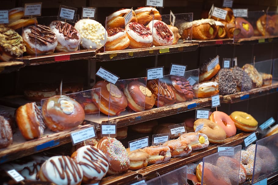 pans assortits, menjar i beguda, menjar, elecció, variació, frescor, venda al detall, botiga, a la venda, arranjament, cap gent, natura morta, gran grup d'objectes, abundància, visualització al detall, fleca, compres, transparent, venda, a l'interior, ordre, consumisme, vitrina, 4K