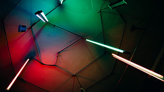 flerfarvede loftlamper, lys, neon, belysning, mønster, fraktal, ornament, fly, køretøj, transportmidler, flare, laser, lysarmatur, gelænder, skærm, elektronik, legeringshjul, talte, maskine, belyst, nat, belysningsudstyr, rød, indendørs, ingen mennesker, arkitektur, lys - naturligt fænomen, indgang, gulve, grøn farve, murbygningsfunktion, skilt, metal, multi farvet, dør, bygget struktur, sikkerhed, natteliv, elektrisk lampe, 4K, CC0, offentligt domæne, royaltyfrie