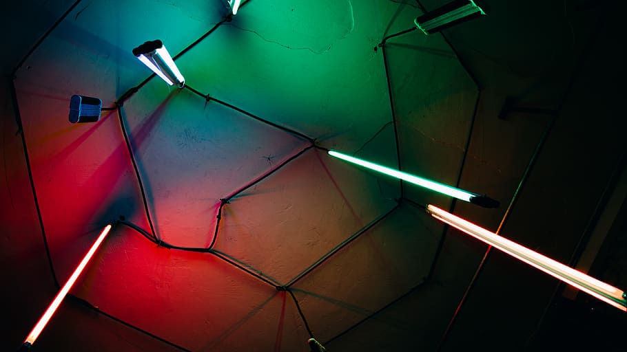 flerfarvede loftlamper, lys, neon, belysning, mønster, fraktal, ornament, fly, køretøj, transportmidler, flare, laser, lysarmatur, gelænder, skærm, elektronik, legeringshjul, talte, maskine, belyst, nat, belysningsudstyr, rød, indendørs, ingen mennesker, arkitektur, lys - naturligt fænomen, indgang, gulve, grøn farve, murbygningsfunktion, skilt, metal, multi farvet, dør, bygget struktur, sikkerhed, natteliv, elektrisk lampe, 4K