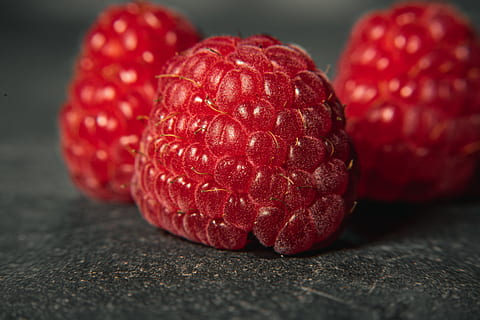 rote Himbeerfrucht, Himbeere, Obst, Flora, Lebensmittel, produzieren, Pflanze, rot, Nahansicht, Beere, Zutaten, Dessert, Ernte, organisch, Makro, gesund, Kirsche, Essen und Trinken, gesundes Essen, Frische, Wohlbefinden, keine Leute, Stillleben, Studioaufnahme, drinnen, selektiver Fokus, reif, Beerenfrucht, saftig, Tropische Frucht, Tabelle, gesunder Lebensstil, Fokus auf den Vordergrund, Antioxidans, Litschi, schwarzer Hintergrund, vegetarisches Essen, 5K, CC0, gemeinfrei, lizenzfrei