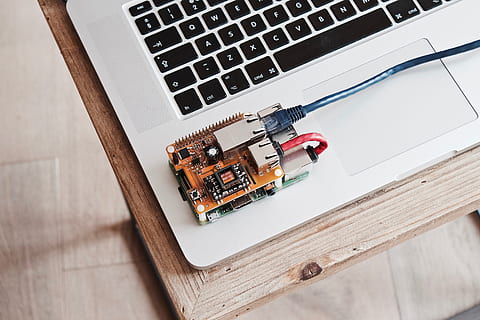 Marrone, scheda di circuito, il computer portatile, computer, Tech, tecnologia, Mac, tavolo, cavo, ethernet, Internet, componente, tastiera, spazio di lavoro, creativo, colpo del prodotto, legna, vite, condensatore, resistore, pcb, attrezzatura, legno - materiale, avvicinamento, pc, industria elettronica, sfondi, dati, singolo oggetto, comunicazione, scrivania, nessuno, elettricità, 5K, CC0, dominio pubblico, privo di copyright