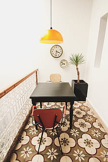 gol, roșu, scaune, lângă, masa, în interior, scaun, acasă interior, echipamente de iluminat, mobila, absență, nici o persoana, lampă electrică, camera de zi, montare pe perete, Acasă, home interior vitrine, planta in ghiveci, decor, bogatie, luxos, model, construită, pardoseală, ceas, tabel lateral, ușoară, parchet gresie, 5K, CC0, domeniu public, fără drepturi de autor