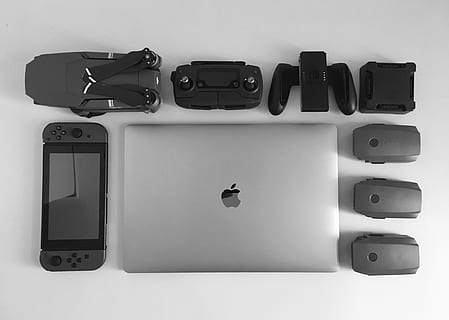 macbook de plata, rodeando, negro, electrónico, dispositivos, manzana, dispositivo, monitor, equipo electronico, electrónica, equipo, gadgets, ordenador portátil, moderno, portátil, pantalla, tecnología, inalámbrico, Fondo blanco, nadie, adentro, directamente arriba, temas de fotografia, camara - equipo fotografico, foto de estudio, arreglo, naturaleza muerta, equipo fotográfico, cámara, conexión, comunicación, gran grupo de objetos, vista de alto ángulo, tecnología inalámbrica, grupo de objetos, variación, grupo, cámara digital, 4K, CC0, dominio público, libre de derechos