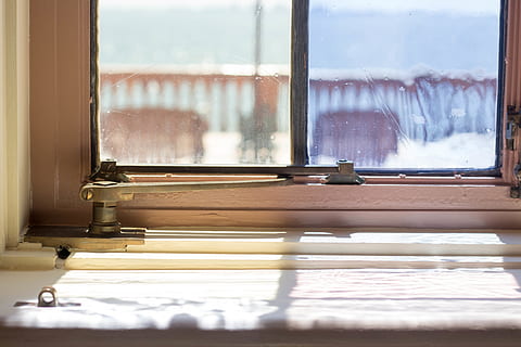 światło, okno, szkło - materiał, wewnątrz, dzień, przezroczysty, żadnych ludzi, parapet, odbicie, Natura, światło słoneczne, drewno - materiał, kurtyna, architektura, Dom, pokój domowy, szkło, rama okienna, 4K, CC0, domena publiczna, darmowe zdjęcia