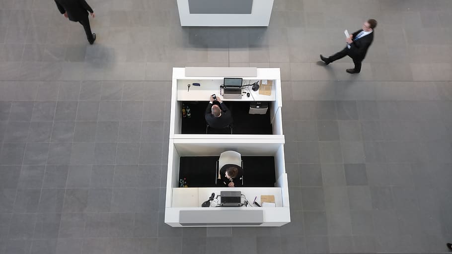 Steuerung, Eintrag, Sicherheit, Rezeption, jährliche Hauptversammlung, Zugangskontrolle, warten, Publikum, Männer, echte Menschen, Gruppe von Leuten, High Angle View, Erwachsene, die Architektur, Frau, Menschen, drinnen, in voller Länge, Fotografie-Themen, Stehen, Technologie, Tag, Reflexion, Lebensstile, Geschäft, Besetzung, mittlere gruppe von menschen, 5K