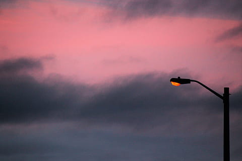 rosa, tramonto, backround, luce, ombre, nuvola - cielo, fumo - struttura fisica, silhouette, cielo, lampione, natura, strada, nessuno, attrezzatura per l'illuminazione, cielo drammatico, all'aperto, notte, Inquadratura dal basso, ambiente, crepuscolo, comunicazione, inquinamento, problemi ambientali, bellezza nella natura, inquinamento dell'aria, 4K, CC0, dominio pubblico, privo di copyright