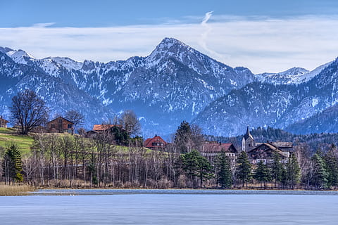 alpin, Berge, Gebirge, Schnee, See, weissensee, füssen, hdr, Hoher dynamischer Bereich, Kontrast, Landschaft, Natur, Gipfel, Himmel, Wasser, Winter, kalt, gefroren, Kirche, Dorf, Häuser, Berg, kalte Temperatur, Gebäudehülle, Szenen - Natur, die Architektur, gebaute Struktur, Baum, Schönheit in der Natur, Gebäude, Pflanze, schneebedeckter Berg, Haus, keine Leute, ruhige Szene, draußen, 5K, CC0, gemeinfrei, lizenzfrei