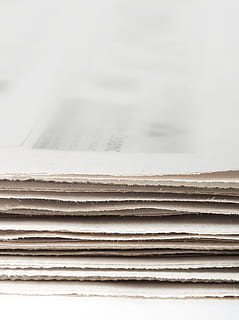 aviser, avis, trykke, stak, journalistik, foldet, skrivning, forretning, papir, tabloid, fotografering, artsandentertain, bunke, daglig avis, dokument, fokusere på foregroun, vandret, genbrug, Print media, newspaperheadlin, pressemeddelelse, Print ud, meddelelses rod, tæt på, conceptsandideas, globalcommunicat, farve, seneste nyt, tekst, informationmediu, genstand, printedmedia, selectivefocus, broadsheet, Medierne, meddelelse, ingen mennesker, indendørs, kopiere plads, baggrunde, hvid farve, stor gruppe af objekter, selektiv fokusering, fuld ramme, trykte medier, stilleben, kontor, blank, 2K, CC0, offentligt domæne, royaltyfrie