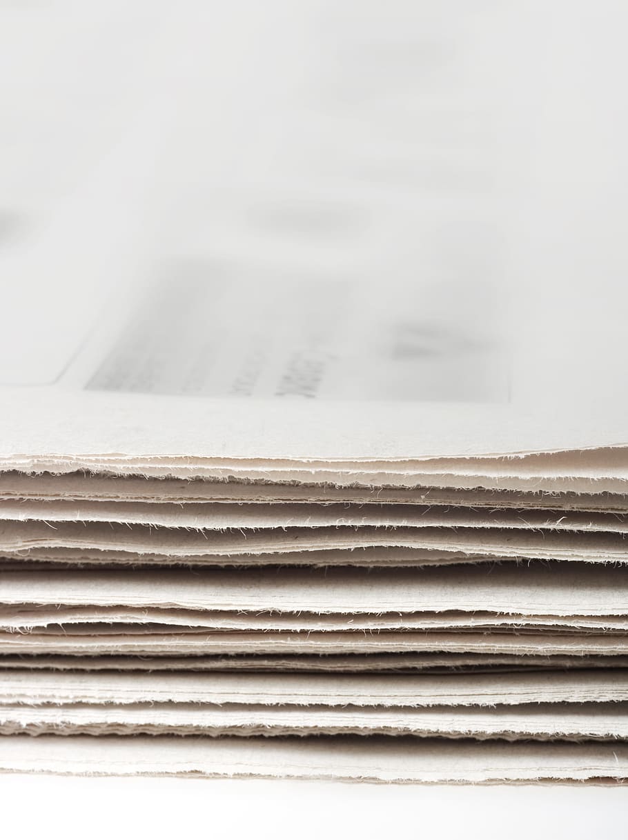 diaris, periòdic, premeu, pila, periodisme, plegat, escriure, negocis, paper, tabloide, fotografia, artsandentertain, Munt, diari, document, centrar-se en foregroun, horitzontal, reciclatge, suports d'impressió, journalheadlin, nota de premsa, Imprimir, anunci de desordre, primer pla, conceptsandideas, globalcommunicat, color, notícies d'última hora, text, informació mediu, article, suports impresos, enfocament selectiu, full de càlcul, els mitjans de comunicació, comunicació, cap gent, a l'interior, còpia espai, fons, Color blanc, gran grup d'objectes, marc complet, natura morta, oficina, en blanc, 2K