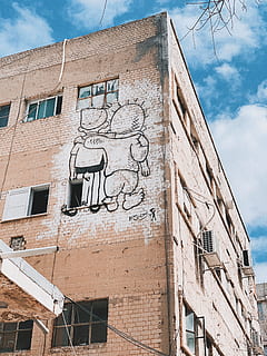 decoracion de graffiti, ladrillo, pintura, mural, Art º, pared, pintada, urbano, ventana, edificio, ciudad, pueblo, edificio de apartamentos, Alto, pretil, barandilla, vehículo, transporte, automóvil, cupé, coche, arquitectura, estructura construida, exterior del edificio, cielo, vista de ángulo bajo, Arte y artesanía, nube - cielo, nadie, día, creatividad, naturaleza, representación, al aire libre, pared - característica de la construcción, representación humana, 4K, CC0, dominio público, libre de derechos