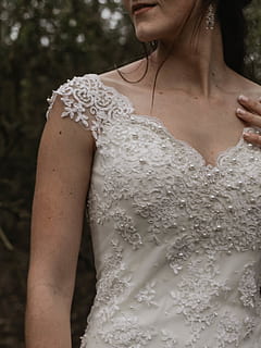 kreatif, tangan, cincin, bunga, gaun pengantin, rangkaian, alam, pria, orang, mempelai, pengantin pria, pengantin, mengawinkan, pernikahan, potret, bergaya, petualangan, mengembara, murung, abstrak, bagian tengah tubuh, satu orang, perempuan, dewasa, orang sungguhan, hari, tampak depan, fokus pada latar depan, anak muda, kedudukan, wanita muda, gaya hidup, pakaian kasual, kegiatan waktu luang, gaun, perayaan, pengantin baru, mode, wanita cantik, gaya rambut, pola bunga, 4K, CC0, domain publik, bebas royalti