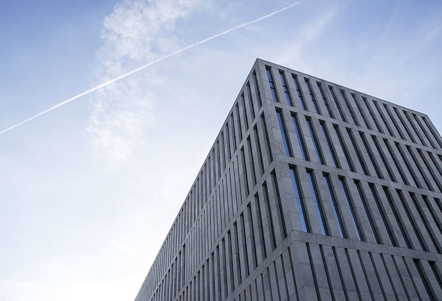 Alemanya, Berlín, mitte, arquitectura, estructura construïda, vista d’angle baix, cel, exterior de l'edifici, núvol - cel, edifici, pista de vapor, ciutat, dia, naturalesa, cap gent, modern, oficina, patró, a l'aire lliure, exterior d’edifici d’oficines, finestra, blau, llum solar, 4K
