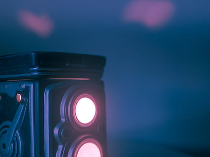 juoda kamera, šviesa, kamera, švyti, lempa, bokeh, neryškus, rožinis, mėlyna, senas fotoaparatas, dvigubas objektyvas, akcijų nuotrauka, nėra žmonių, Iš arti, šviečia, technologijos, patalpose, spalvotas fonas, objektyvo atspindys, studija, fotografijos temos, šviesos - gamtos reiškinys, mėlynas fonas, apšvietimo įranga, naktis, meno kultūra ir pramogos, vienas objektas, kelių spalvų, natiurmortas, komunikacijos, skaitmeninė kamera, 4K, CC0, Viešasis domenas, nemokamai