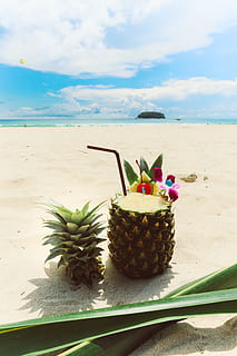 foto, pinya, sorra, platja, begudes, núvols, beure, beure palla, menjar, fresc, naturalesa, oceà, platja de sorra, paisatge, escènic, mar, paisatge marí, vora del mar, cel, estiu, tropical, fruita tropical, terra, núvol - cel, cap gent, horitzó, bellesa a la natura, aigua, horitzó sobre l’aigua, menjar i beguda, dia, escena tranquil·la, escenics - natura, frescor, tranquil·litat, a l'aire lliure, 4K, CC0, domini públic, lliure de regalies