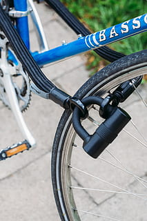 schwarzes Fahrradschloss, Metall, Transport, Fokus auf den Vordergrund, Transportmittel, Landfahrzeug, Fahrrad, keine Leute, Tag, Nahansicht, stationär, draußen, Lenker, Sicherheit, High Angle View, Rad, Reifen, Geländer, Blau, Griff, stehlen, gesprochen, 5K, CC0, gemeinfrei, lizenzfrei