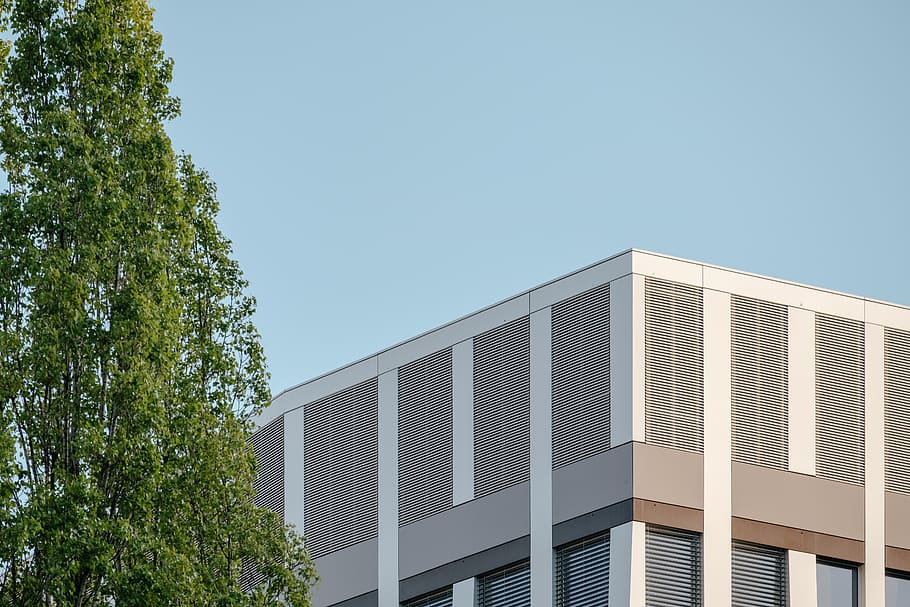 edificio in cemento grigio, costruzione, edificio per uffici, Svizzera, Ginevra, architettura, albero, urbano, città, cittadina, cielo, ospedale, moderno, edifici, architettonico, Fujifilm, tecnologia, dettaglio, primavera, cielo blu, alberi, esterno dell'edificio, struttura costruita, Inquadratura dal basso, cielo sereno, natura, pianta, giorno, nessuno, luce del sole, blu, all'aperto, finestra, edificio per uffici esterno, copia spazio, ufficio, 5K