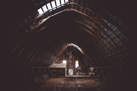 àtic buit, arquitectura, estructura construïda, a l'interior, arc, el camí a seguir, direcció, cap gent, túnel, edifici, abandonat, buit, il·luminat, maó, sostre, perspectiva decreixent, escala, dia, absència, vell, paret, fosc, llum, llum al final del túnel, 2K, CC0, domini públic, lliure de regalies