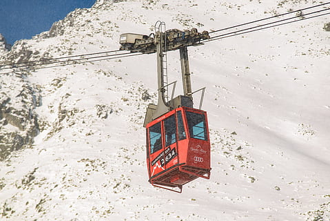 cabina zip rossa, funivia, veicolo, mezzi di trasporto, inverno, Monti Tatra, Lomnica, la neve, pendenza, corda, tram, carrello, barca, gondola, aereo, aliante, ufficio postale, marmo, porta pieghevole, natura, temperatura fredda, architettura, struttura costruita, funivia aerea, giorno, Inquadratura dal basso, cavo, nessuno, all'aperto, rosso, sospeso, esterno dell'edificio, connessione, tecnologia, Colore bianco, montagna innevata, 4K, CC0, dominio pubblico, privo di copyright