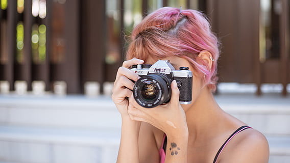 dona, presa, foto, càmera de pont, fons borrós, càmera, primer pla, la llum del dia, moda, femella, focus, noia, cabell, senyora, lent, model, càmera antiga, persona, sessió de fotos, pèl rosat, pose, carrer, prendre fotos, tatuatge, vivitar, desgast, jove, càmera - equip fotogràfic, fotografiar, una persona, temes de fotografia, tirada al cap, retrat, centrar-se en primer pla, persones reals, dones, activitat, adult, estils de vida, tecnologia, activitat d'oci, celebració, vista frontal, equip fotogràfic, fotògraf, dia, càmera digital, pentinat, a l'aire lliure, cara oculta, càmera slr, 5K, CC0, domini públic, lliure de regalies