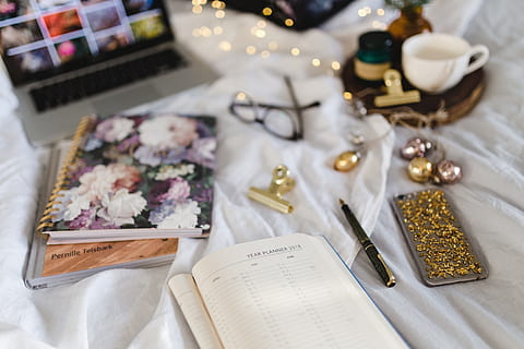 di partenza, lavoro, letto, taccuino, libri, calendario, studia, ordine del giorno, in casa, tavolo, nessuno, vista dall'alto, natura morta, pubblicazione, messa a fuoco selettiva, libro, avvicinamento, tazza, concentrarsi sulle conoscenze acquisite, scelta, cibo e bevande, celebrazione, gioielli, arte e artigianato, preparazione, carta, grande gruppo di oggetti, mestiere, 5K, CC0, dominio pubblico, privo di copyright