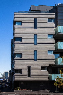 edifici gris de diversos pisos, edifici, habitatge, ciutat, edifici d'apartaments, urbà, de gran alçada, edifici d'oficines, pòster, collage, gris, barri, centre de la ciutat, arquitectura, estructura construïda, exterior de l'edifici, cel, naturalesa, dia, cap gent, vista d’angle baix, pila, cel clar, blau, a l'aire lliure, llum solar, finestra, Color blanc, industria de la construcció, planta, vidre - material, apartament, 5K, CC0, domini públic, lliure de regalies