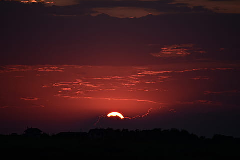silhuett fotografering skyene, bakgrunnsbelyst, skyer, soloppgang, natur, himmel, sol, solnedgang, skjønnhet i naturen, sky - himmel, naturskjønnhet - natur, silhouette, rolig scene, fjell, ingen folk, ro, miljø, landskap, idylliske, utendørs, ikke-urbane scene, natt, dramatisk himmel, oransje farge, tre, kraft i naturen, 5K, CC0, offentlig domene, opphavsrett gratis
