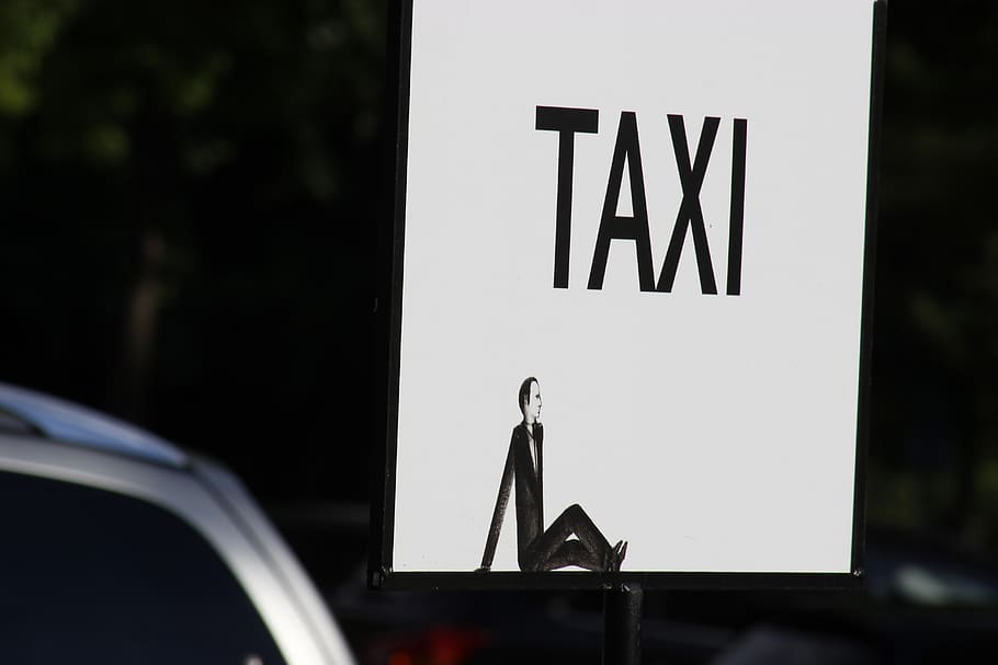 text de taxi, text, signe, símbol, blanc i negre, taxi, alfabet, triangle, pneumàtic, roba, nombre, paraula, roda, roda del cotxe, màquina, abric, pissarra, beure, alcohol, comunicació, primer pla, guió occidental, cap gent, cotxe, centrar-se en primer pla, signe d'informació, informació, transport, dia, representació humana, automòbil, lletra majúscula, representació, manera de transport, orientació, a l'aire lliure, Color blanc, missatge, 5K