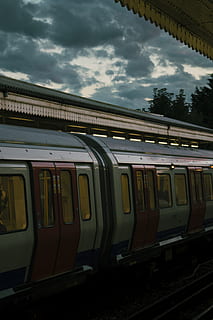 grau, rot, Zug, Fahrzeug, Transport, London, Ladbroke Grove, Großbritannien, Personenkraftwagen, Terminal, U-Bahn, Bahnhof, Schienenverkehr, wolke - himmel, Transportmittel, öffentliche Verkehrsmittel, Zug - Fahrzeug, Himmel, Personenzug, Natur, keine Leute, Spur, Bahngleis, Reise, draußen, Tag, Landfahrzeug, Eisenbahnstation, Fenster, Ankunft, 5K, CC0, gemeinfrei, lizenzfrei