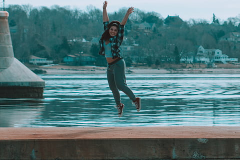 Freude, Frühling, Modell-, Mode, Rhode Island, Neu England, Wasser, Himmel, Brücke, hoffen, Geschäft, Netz, Kleidung, Haar, glücklich, eine Person, in der Luft, in voller Länge, Springen, junger Erwachsener, Lebensstile, echte Menschen, Freizeitbeschäftigung, menschlicher Arm, junge Frau, See, Natur, Porträt, Tag, Erwachsene, Arme erhoben, schöne Frau, Schwimmbad, draußen, 4K, CC0, gemeinfrei, lizenzfrei