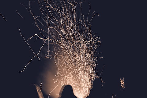 fuoco, scintille, notte, illuminato, movimento, fulmine, Inquadratura dal basso, cielo, natura, nessuno, ardente, all'aperto, lunga esposizione, potere in natura, raggiante, movimento sfocato, calore - temperatura, albero nudo, ambiente, luce, comunicazione, fuoco d'artificio, falò, 5K, CC0, dominio pubblico, privo di copyright