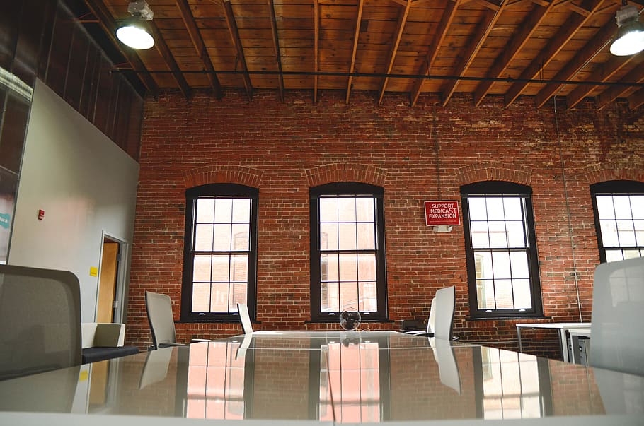 Büro, Anlaufen, Geschäft, Ziegel, Fenster, Stühle, Tabelle, Treffen, drinnen, die Architektur, keine Leute, Tag, Decke, Sitz, Ziegelwand, leeren, Backstein, Lichtanlage, Gebäude, gebaute Struktur, Abwesenheit, Holz - Material, Stuhl, Wand, Sonnenlicht, in einer Reihe, 4K
