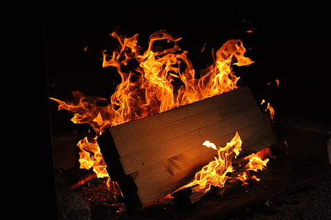 foc, flăcări, ardere, temperatura - temperatură, flacără, foc - fenomen natural, culoare portocalie, natură, lemn - material, Buturuga, luminos, noapte, lemn, mişcare, nici o persoana, lemne de foc, a închide, în aer liber, vedere în unghi mare, semn de avertizare, infern, foc de tabără, 5K, CC0, domeniu public, fără drepturi de autor
