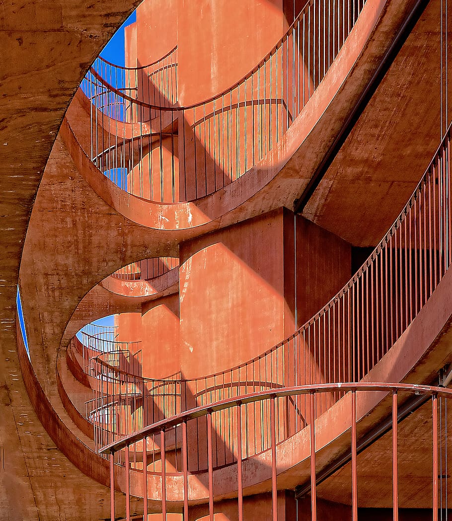 edifici, estructura, arquitectura, baranes, taronja, línies, corbes, escala, barana, passos i escales, estructura construïda, espiral, escala de cargol, cap gent, dia, vista d’angle baix, material de fusta, a l'interior, marró, patró, llum solar, naturalesa, metall, 720P