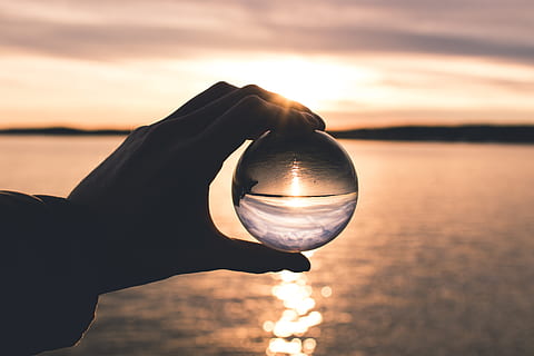 foto visar person, innehav, boll, reflexion, horisont, bakgrundsbelyst, strand, fläck, moln, färger, kristall-, kristallkula, kväll, kvällssol, glas, gyllene sol, hand, landskap, bergen, hav, person, reflektioner, marinmålning, sfär, Sol, solnedgång, vatten, himmel, en person, mänsklig hand, mänsklig kroppsdel, fokusera på förgrunden, natur, riktiga människor, moln - himmel, orange färg, solljus, oigenkännlig person, scenics - natur, utomhus, 5K, CC0, offentligt domän, royaltyfria