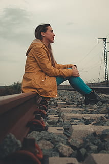 Španělsko, tocón, jedna osoba, skutečných lidí, mladého dospělého, životního stylu, nebe, neformální oblečení, volnočasové aktivity, Příroda, oblečení, hledá, sedící, boční pohled, Mladá žena, koukal, den, stojící, plná délka, pevný, venku, rozjímání, teplé oblečení, 5K, CC0, veřejná doména, bez autorských práv