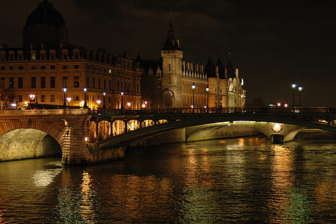 paris, monument, conserge, sena, riu, França, ciutat, arquitectura, francès, europa, edifici, famós, història, capital, turisme, cultura, nit, estructura construïda, exterior de l'edifici, pont, connexió, il·luminat, pont - estructura feta per l'home, aigua, transport, destinacions de viatge, pont d’arc, davant del mar, reflexió, llum del carrer, naturalesa, cap gent, arc, govern, 2K, CC0, domini públic, lliure de regalies