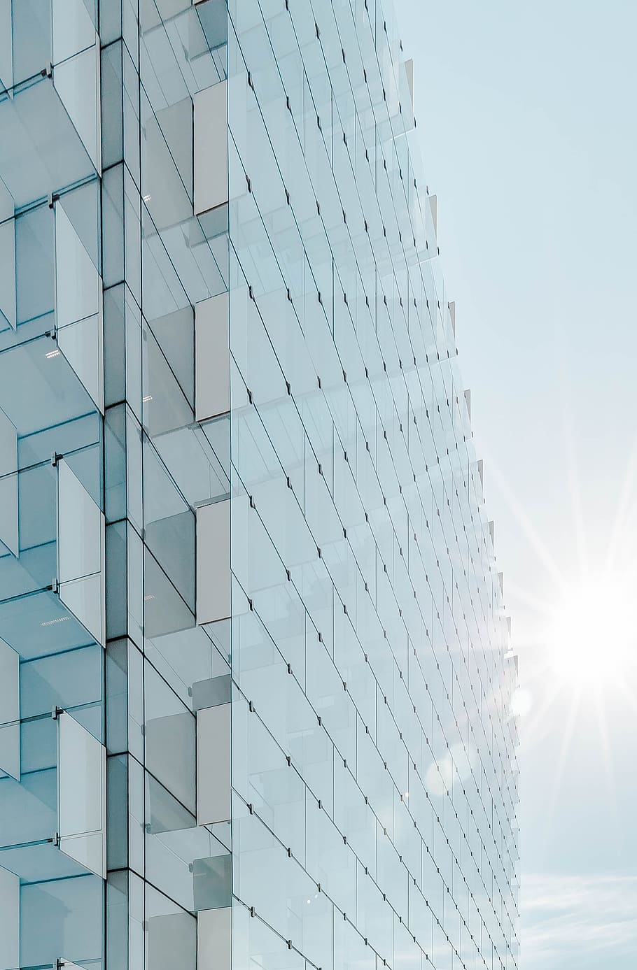 arquitectura, edifici, infraestructura, estructura, establiment, apartament, finestres, condomini, hotel, sol, estructura construïda, exterior de l'edifici, modern, exterior d’edifici d’oficines, cel, ciutat, vista d’angle baix, oficina, llum solar, cap gent, dia, vidre - material, gratacels, naturalesa, reflexió, finestra, a l'aire lliure, assolellat, flare de la lent, districte financer, 2K