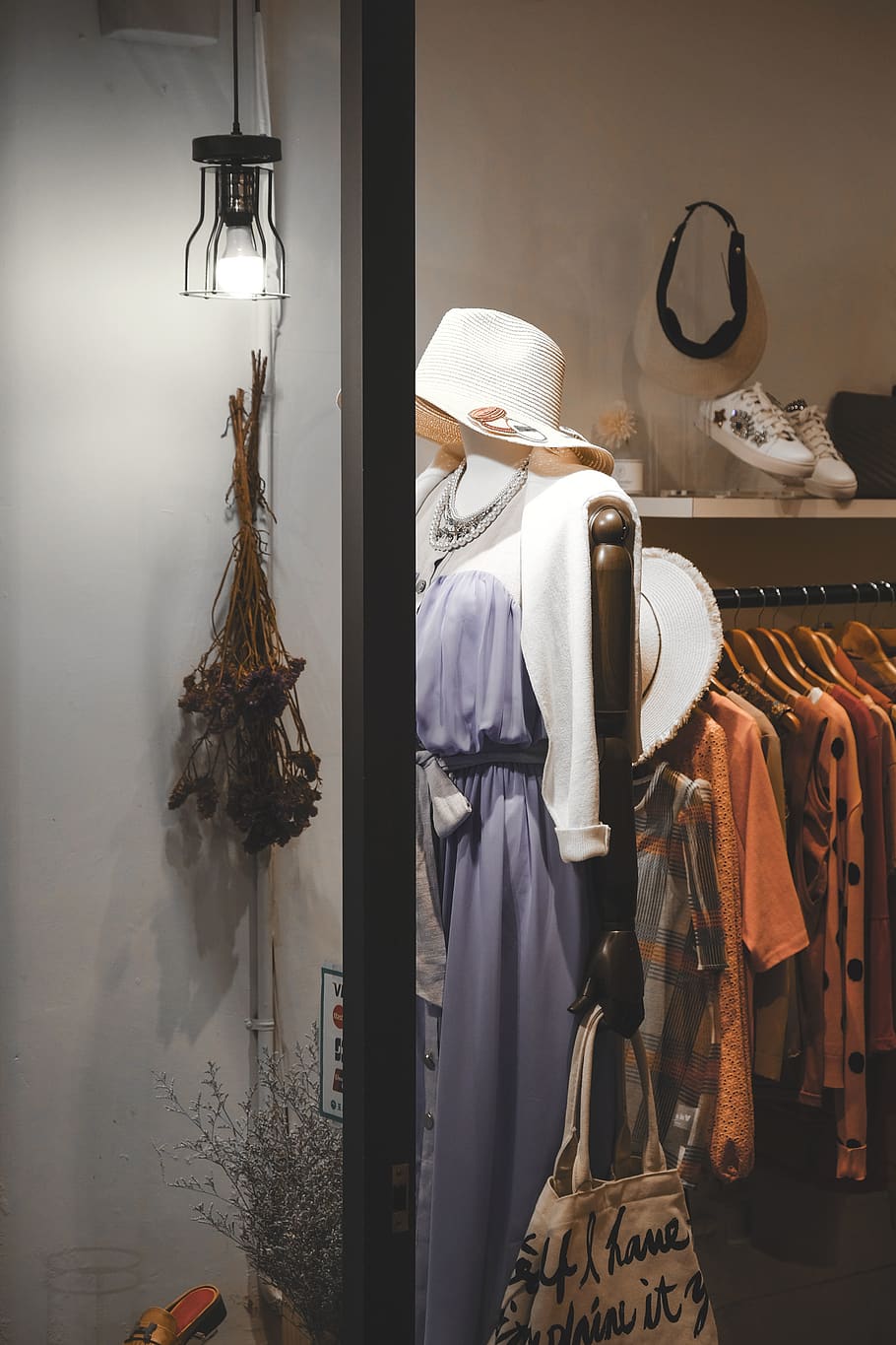 assorteret, tøj, organisere, en person, bagfra, detail, rigtige mennesker, menneskelig repræsentation, indendørs, handle ind, butik, beskæftigelse, til salg, hat, stående, repræsentation, mode, rack, lille virksomhed, hængende, voksen, detailvisning, salg, 4K