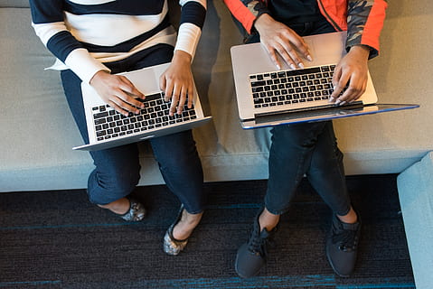 zwei, Menschen, halten, MacBook, Profi, Entwickler, Entwicklung, von oben, Laptops, Paar-Programmierung, Programmierer, Programmierung, Computer, kabellose Technologie, Laptop, Kommunikation, Frau, echte Menschen, Technologie, Erwachsene, mit laptop, Verbindung, Legere Kleidung, Männer, niedriger Abschnitt, Sitzung, Stehen, Zusammengehörigkeit, drinnen, zwei Menschen, menschliches Bein, Tippen, 5K, CC0, gemeinfrei, lizenzfrei