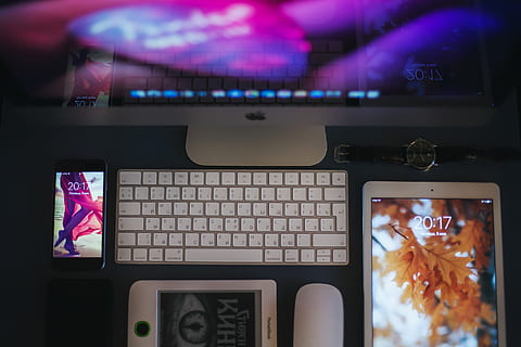 ipad, imac, ratolí, teclat, poma, iphone, Lector de llibres, butxaca, 6s, aire, fons de pantalla, veure, certina, dreceres, bokeh, tecnologia, primer pla, cap gent, ordinador, connexió, a l'interior, comunicació, equips informàtics, centrar-se en primer pla, tecnologia sense fils, pantalla, il·luminat, monitor d’ordinador, taula, dispositiu d’informació portàtil, control, menjar i beguda, negocis, 2K, CC0, domini públic, lliure de regalies