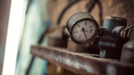 Ukraine, Werkstatt, Detektor, Spur, Nahansicht, Druckanzeige, drinnen, Messinstrument, selektiver Fokus, Hand, menschliche Hand, physischer Druck, Industrie, Ausrüstung, Fokus auf den Vordergrund, eine Person, Maschinen, menschliches Körperteil, Fabrik, Metall, Maschinenteil, Kraftstoff- und Stromerzeugung, Nummer, Messgerät - Messinstrument, Finger, persönliches Accessoire, 5K, CC0, gemeinfrei, lizenzfrei