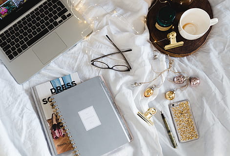di partenza, lavoro, letto, taccuino, libri, calendario, studia, ordine del giorno, vista dall'alto, tecnologia, tavolo, computer, in casa, tecnologia wireless, mobilia, il computer portatile, comunicazione, nessuno, bicchieri, cibo e bevande, forbici, creatività, occhiali, natura morta, preparazione, gioielli, attrezzatura informatica, cibo, 5K, CC0, dominio pubblico, privo di copyright