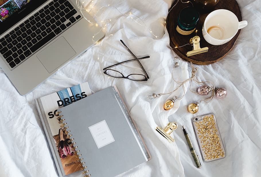 di partenza, lavoro, letto, taccuino, libri, calendario, studia, ordine del giorno, vista dall'alto, tecnologia, tavolo, computer, in casa, tecnologia wireless, mobilia, il computer portatile, comunicazione, nessuno, bicchieri, cibo e bevande, forbici, creatività, occhiali, natura morta, preparazione, gioielli, attrezzatura informatica, cibo, 5K